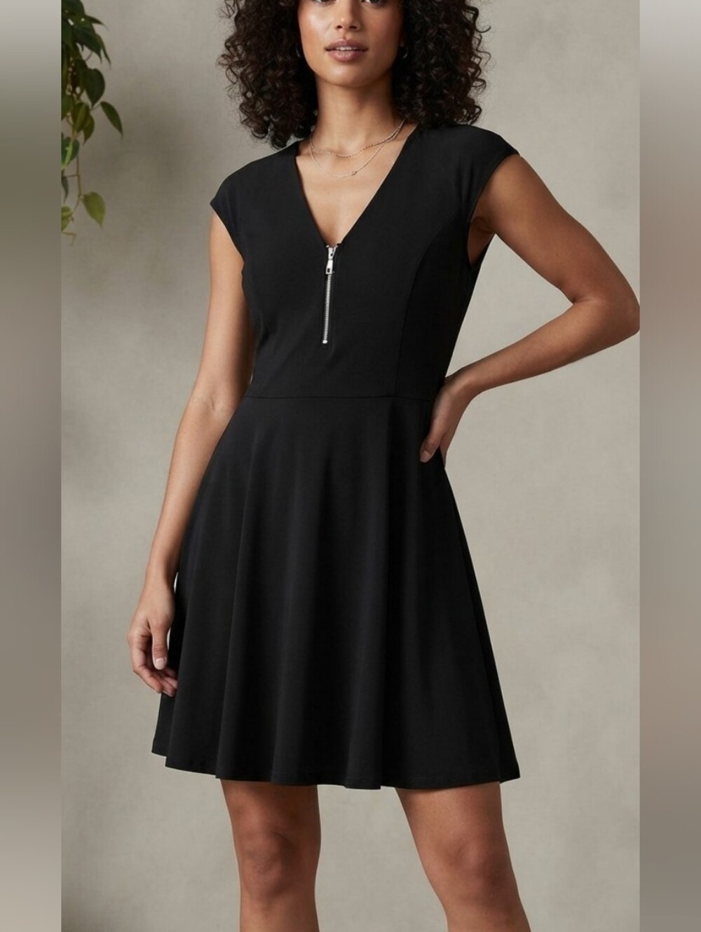 Beautiful H&M Black V-Neck Zip Fit & Flare Dress Sz Size 8
